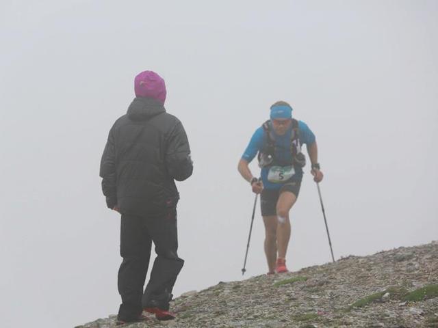 Kampf am letzten Berg auf 2.800m - hier gibts Cola von Simone